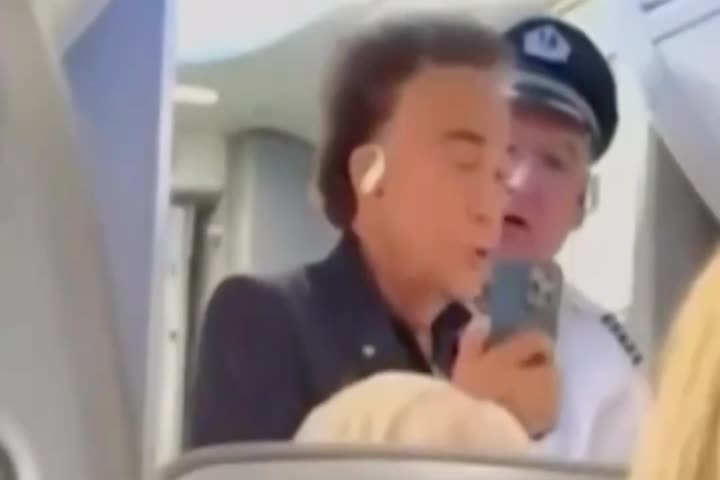 Video: Bajaron de un avión al Puma Rodríguez luego de una fuerte discusión con la tripulación