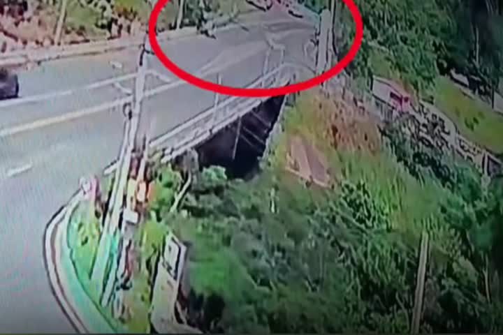 Video: Publican video del momento en que conductor pierde el control y cae en rio de Naranjito