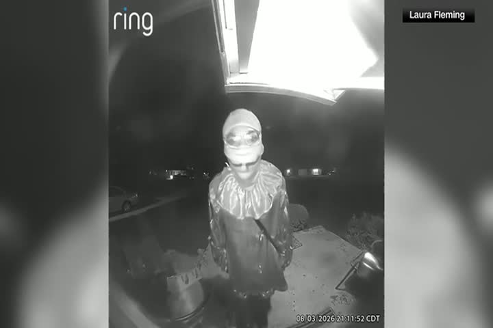 Video: Adolescente disfrazado de payaso habría asesinado a puñaladas a un anciano