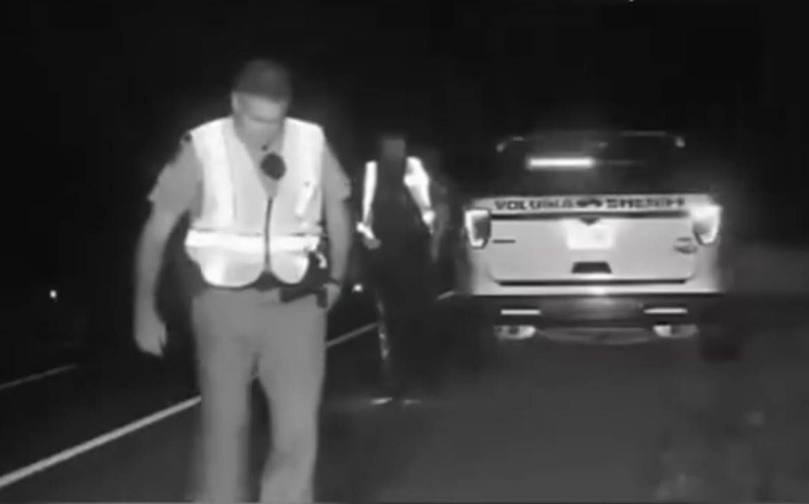 Video capta momento en que vehículo casi atropella a agente estatal y alguacil en Florida