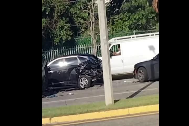 Video: Se vuelca vehículo frente al tribunal de Hato Rey