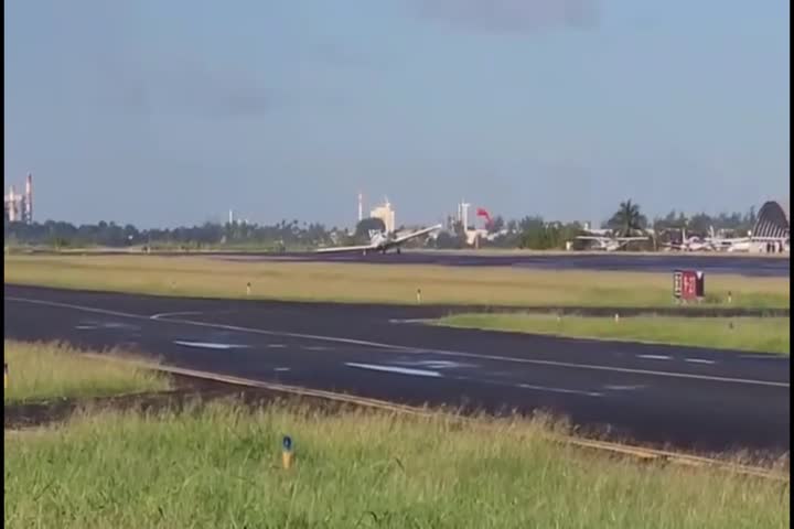 Video del momento en que una avioneta aterriza con problemas en aeropuerto de Isla Grande