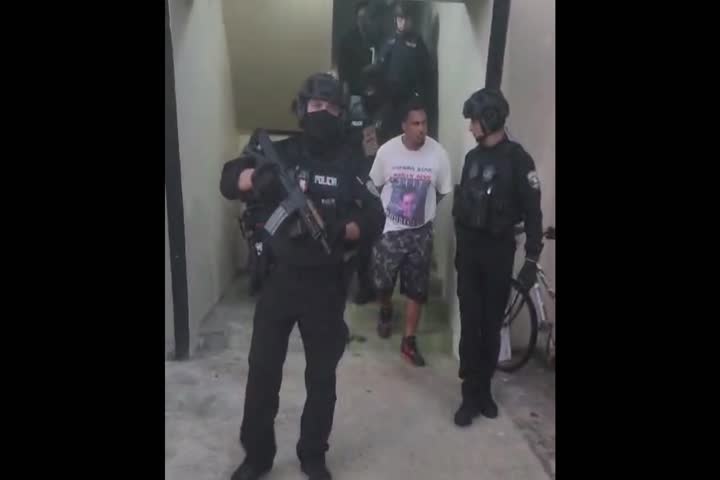 Video del momento en que arrestan a un hombre en Añasco con 33 decks de fentanilo