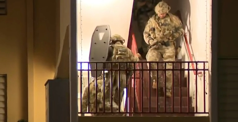 Video del operativo esta madrugada en el residencial El Manantial, en San Juan