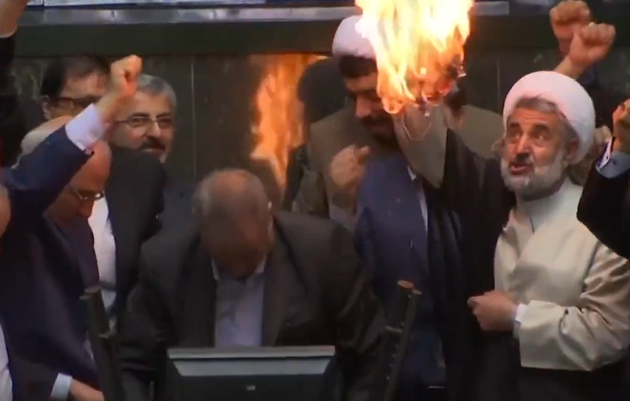 Video: Diputados iraníes queman bandera de EE.UU. y lanzan advertencias nucleares