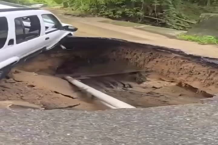Video: Socavón en Utuado por poco se traga una Guagua