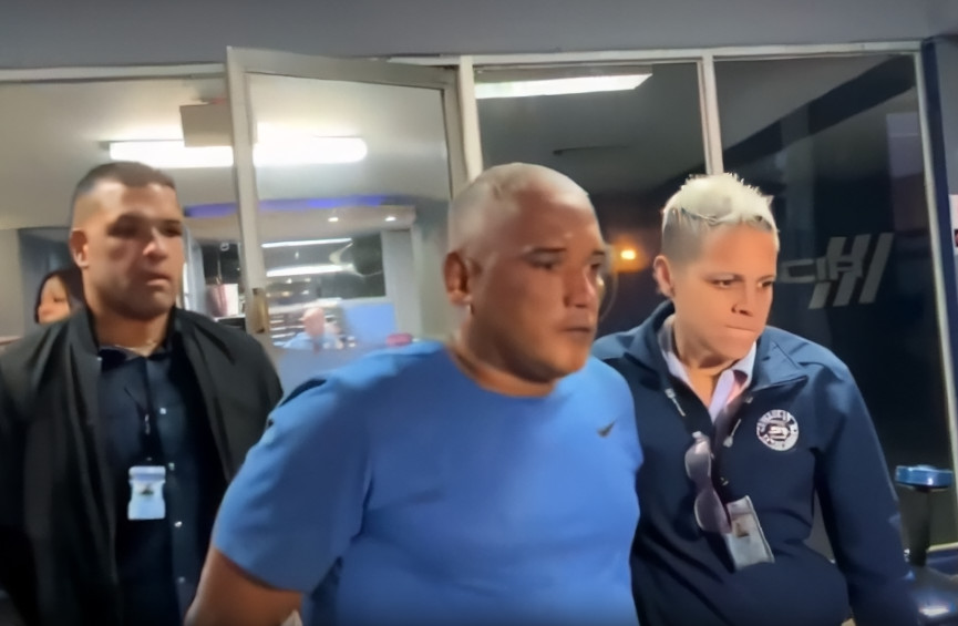 Video: Imputado de atacar a su esposa con arma blanca, sale de la Comandancia de Carolina
