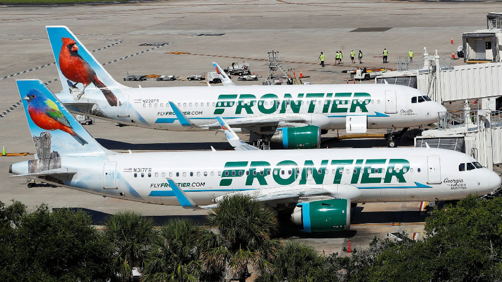 Video: Pasajero de Frontier Airlines manoseó a dos azafatas e insultó a otros pasajeros; terminó atado a su asiento con cinta adhesiva