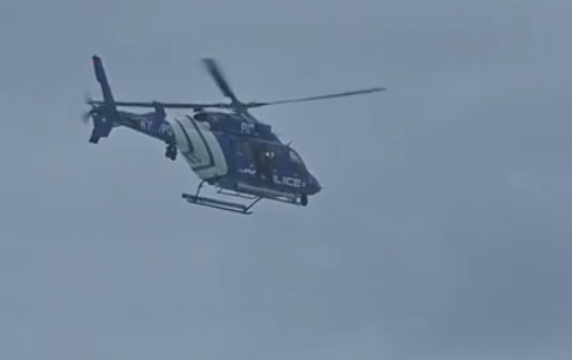 Video: Llega helicóptero de FURA para reanudar búsqueda de personas arrastradas por el mar en Arecibo