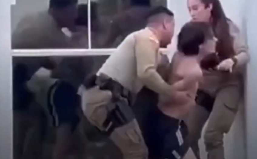 Video: Dos policías en Brasil heridos al caer de un techo mientras arrestaban un hombre