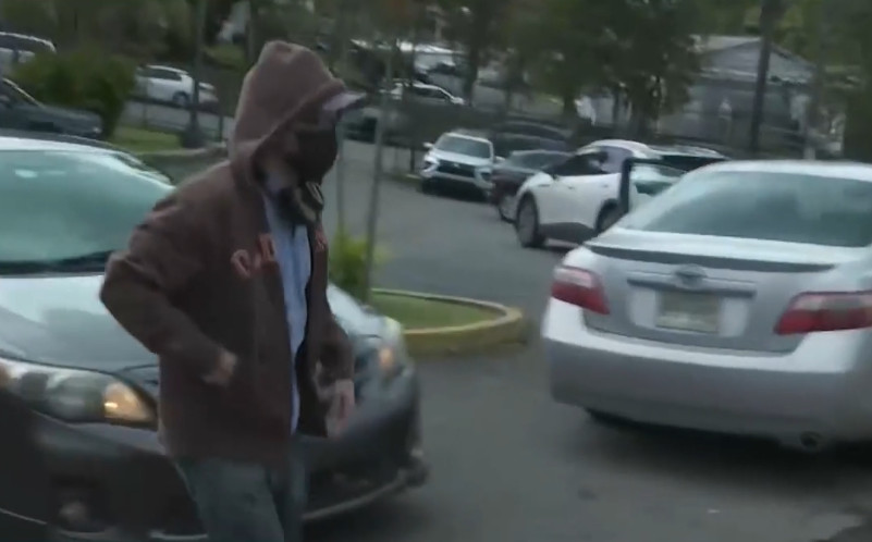 Video: Toman muestra de ADN a dueño de guagua relacionada a "hit and run" donde murió gruero