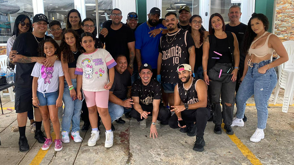 Video: JTF Barber regala recortes a niños por regreso a la escuela