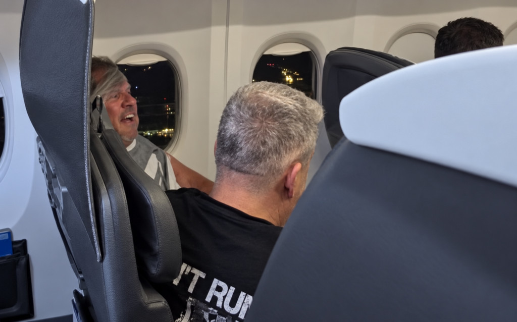VIDEO: Revelan nuevas imágenes del pasajero que fue inmovilizado con cinta adhesiva durante vuelo de American Airlines