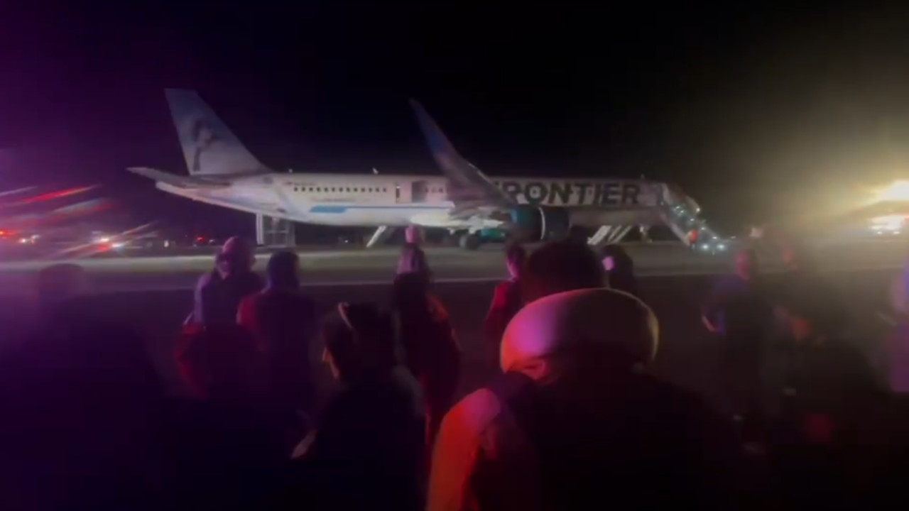 Video: Peatón es succionado por motor de avión de Frontier durante despegue en Denver
