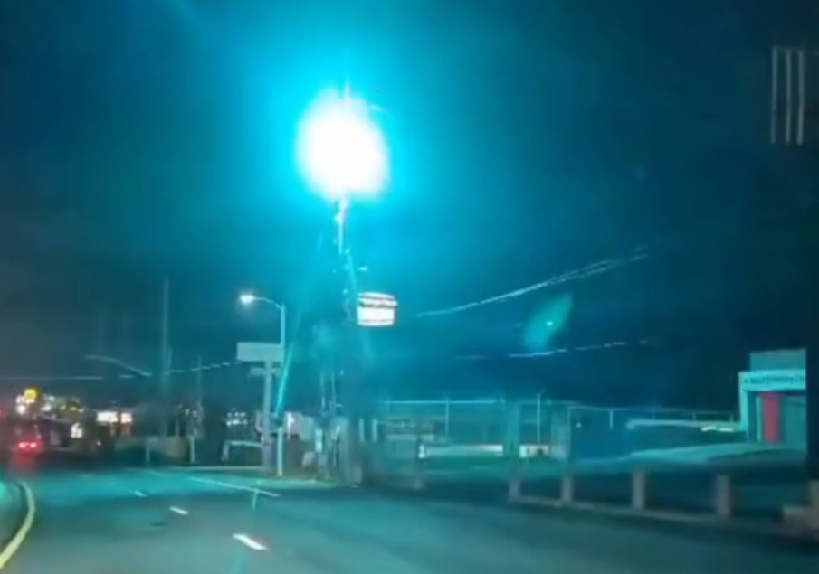 Video:Graban poste botando chispas en Bayamón, hay más de 20 mil abonados sin luz