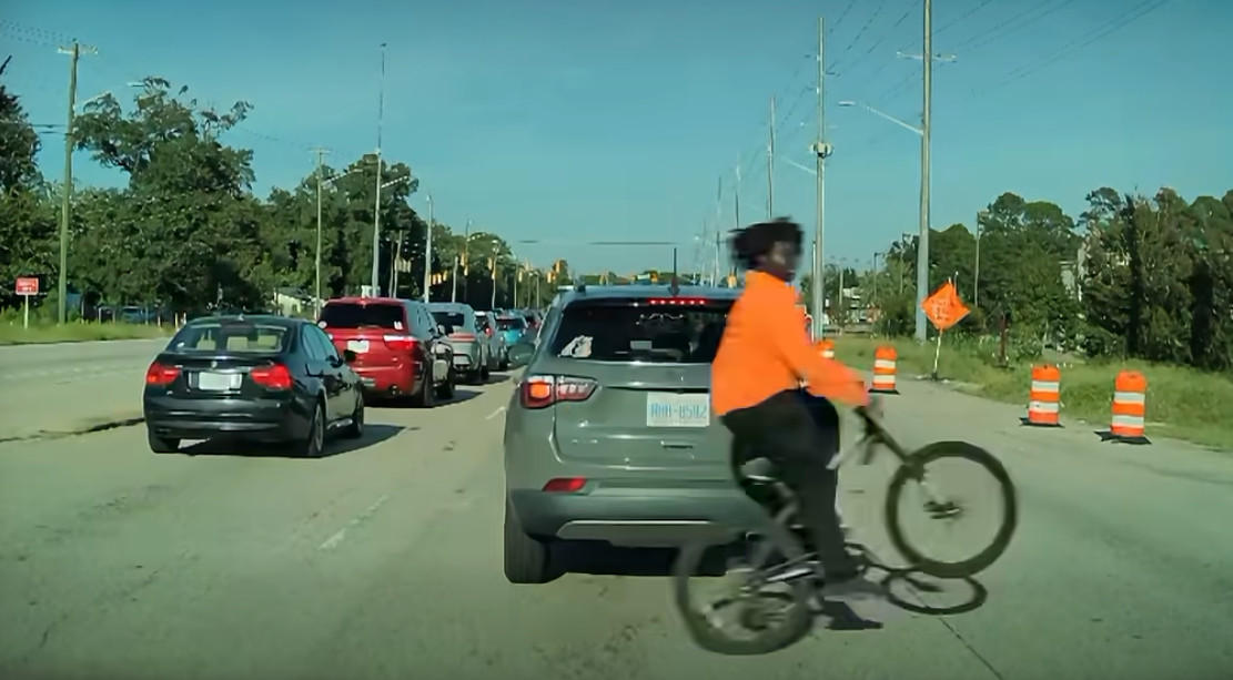 Video: Lo que pasa cuando, por estar de payaso, quieres cruzar la avenida wheeleando en bicicleta
