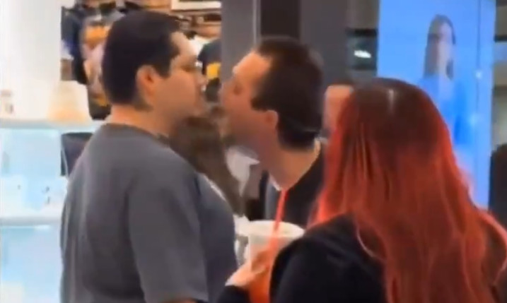 Video: Un provocador reta a un mexicano a pelear en un centro comercial de EE.UU. y miren lo que paso zzzzz