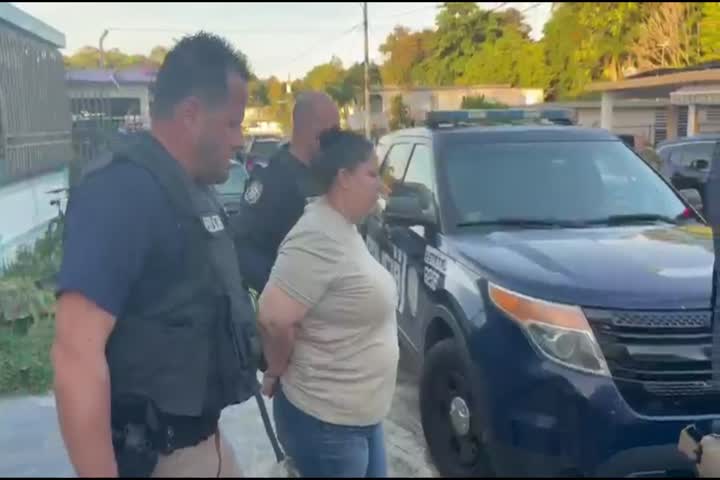 Video del momento que arrestan a una madre y a su hijo al ocupar armas y drogas en residencia de Manati
