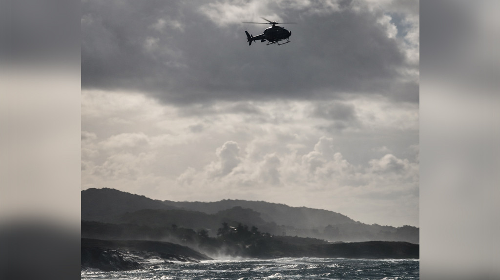 Video:Helicóptero de FURA se activa en intensa búsqueda de persona arrastrada por corrientes en Manatí