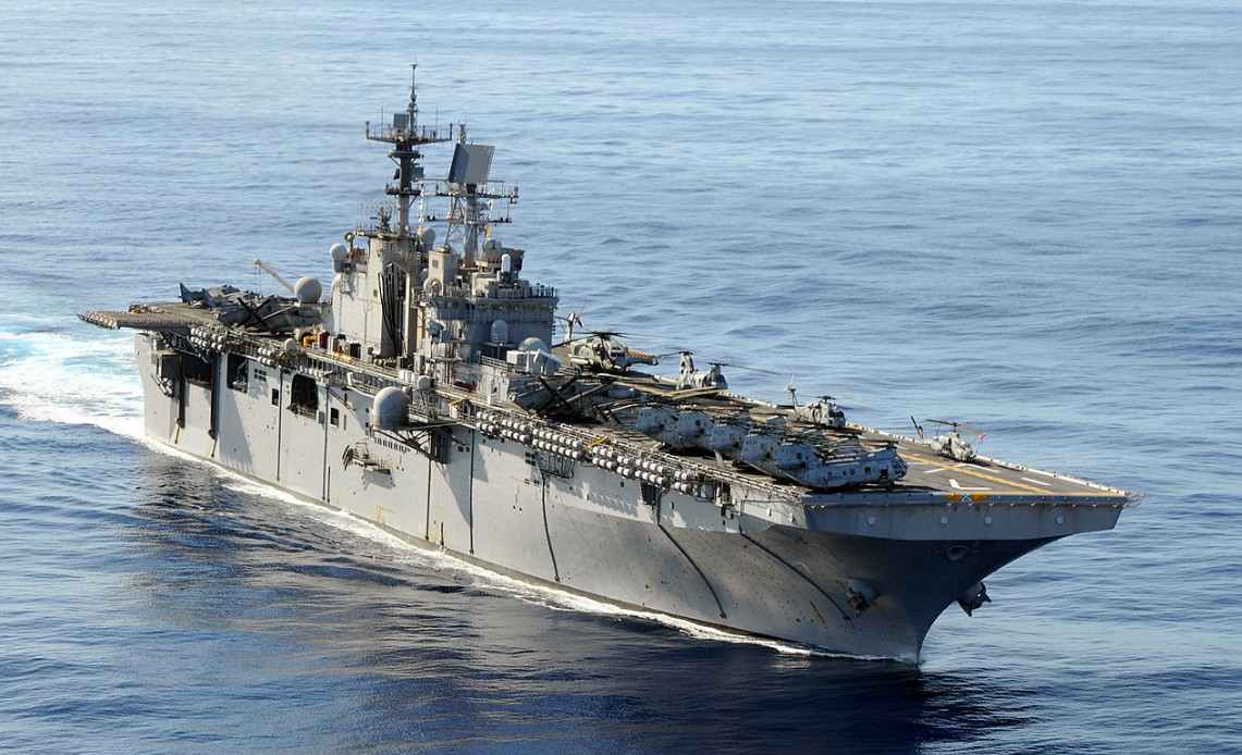 Captan en video porta helicópteros USS Iwo Jima en las costas de Patillas
