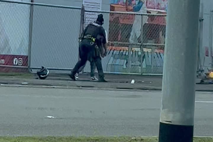 Video: Conductor capta el momento en que hombre logra librarse de un arresto en Caguas