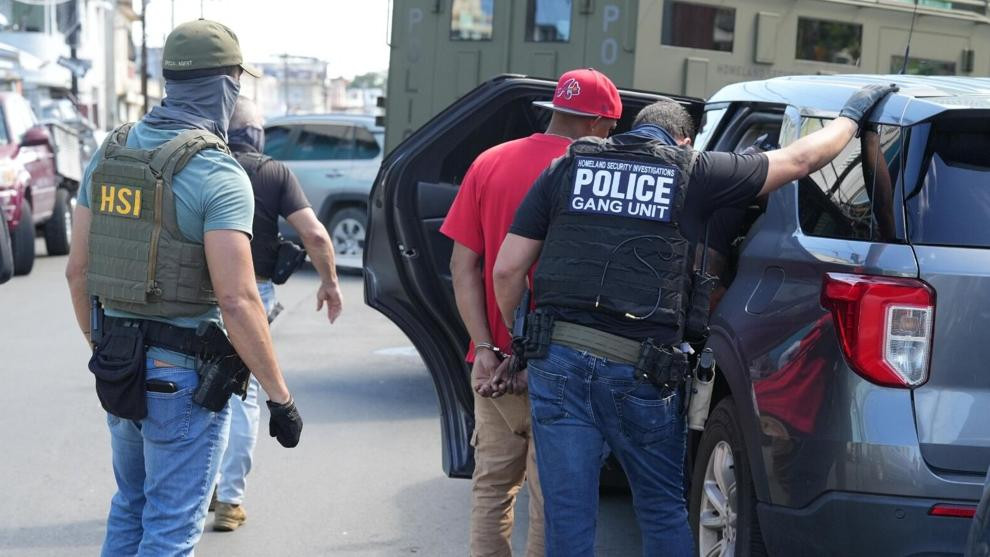 Video: Ansiosos miembros de la comunidad dominicana tras operativo federal en Barrio Obrero