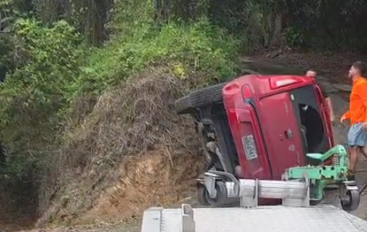 Video del momento en que conductor logra salir de su auto luego de volcarse en Peñuelas
