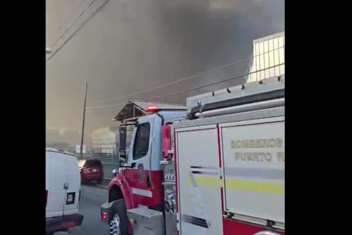 Video: Policías Municipales y bomberos llegan hasta incendio de Pulguero en Hato Rey