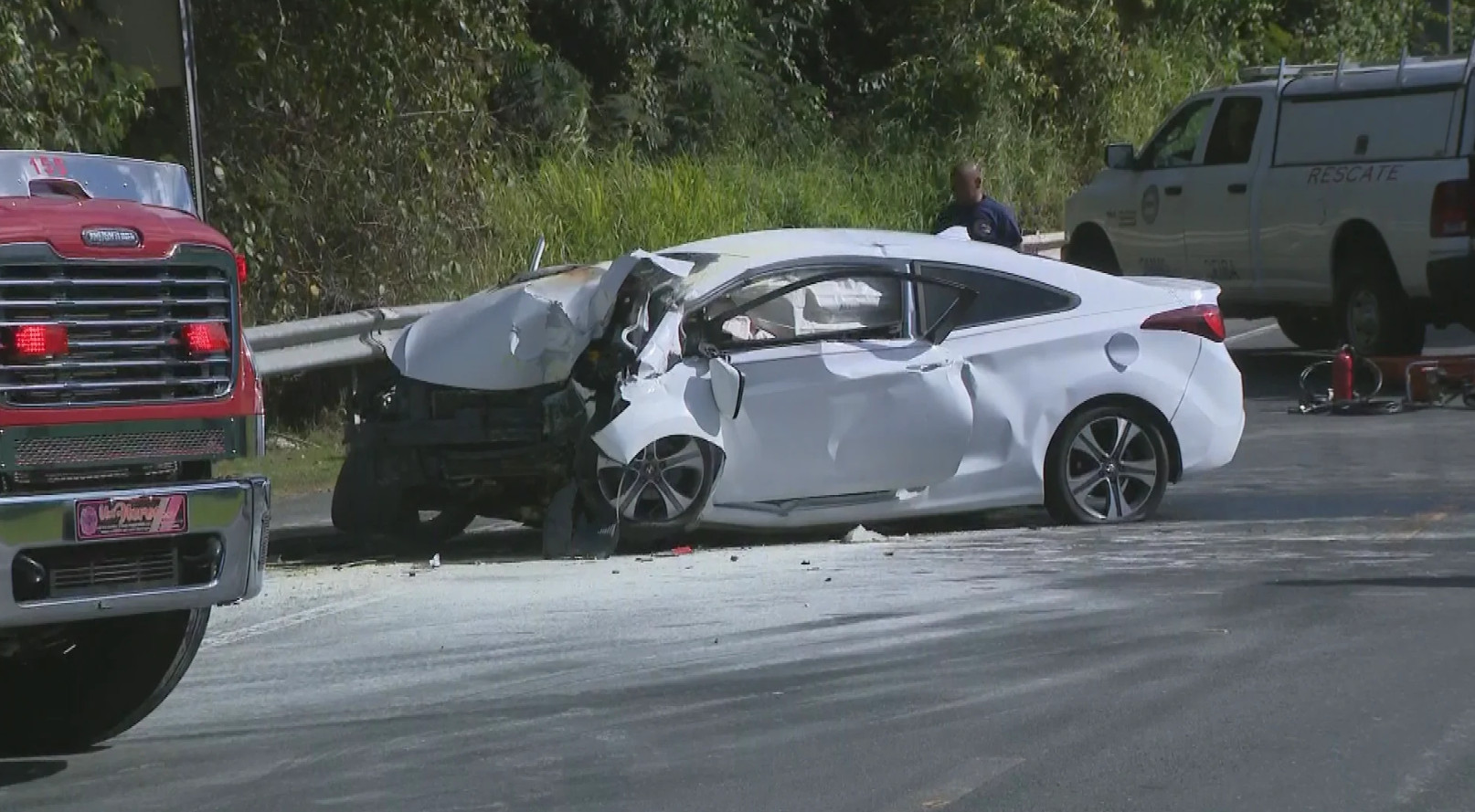 Video:Dos jóvenes chocan en Ceiba, uno muere calcinado en el carro