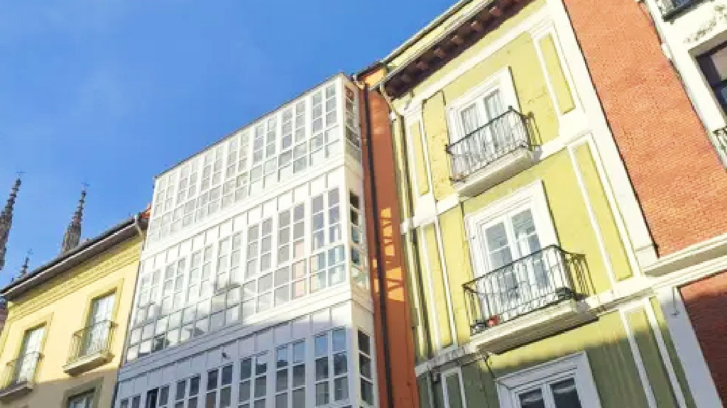 Video: Mujer cae de una ventana, queriendo saber si su marido le era infiel
