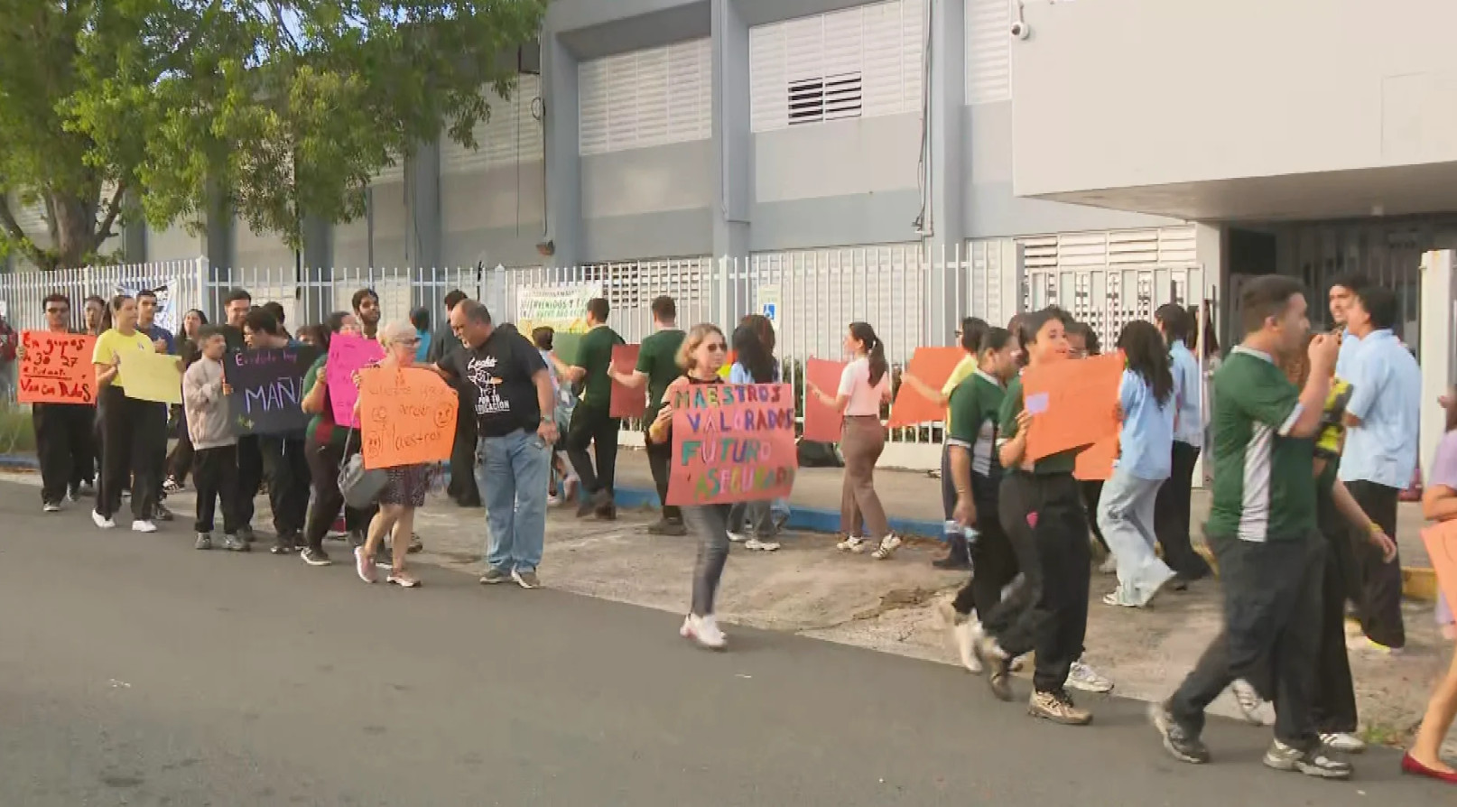 Video: Comunidad escolar en San Juan protesta la remoción de maestros sin razón