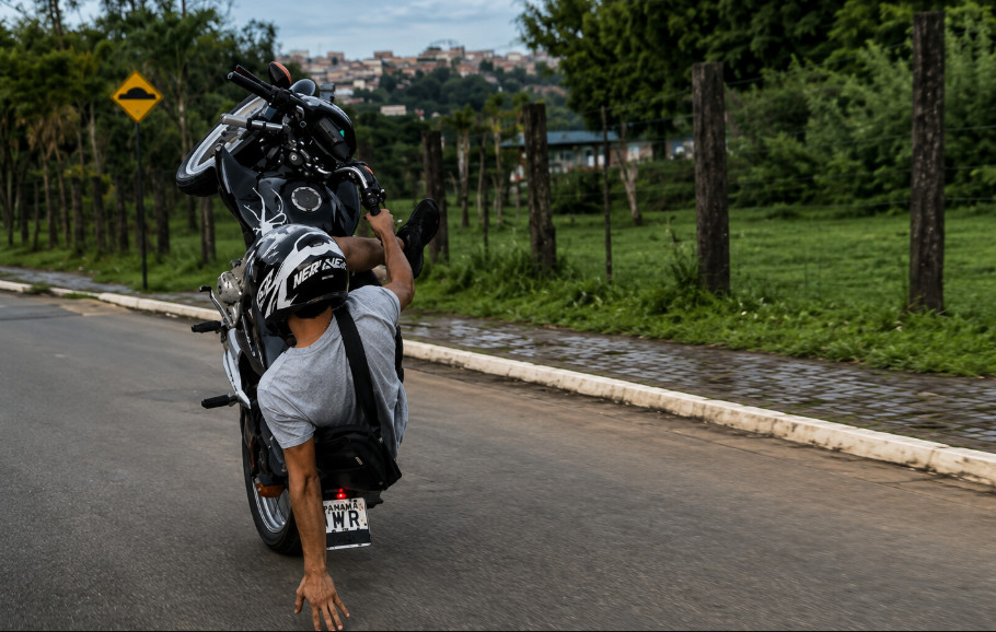 Video: Otro superhéroe "wheeliando" en su motorita, pero miren cómo terminó