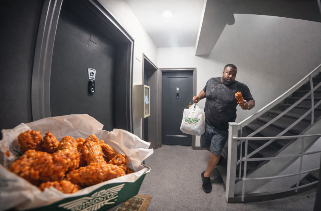 Video viral: Vecino "hambriento" ayuda a desaparecer pedido de Wingstop ajeno