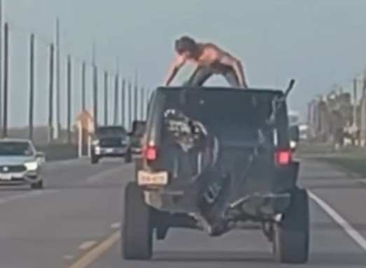 Video: Hacía "twerking" en el techo de una camioneta en movimiento y miren lo que pasó