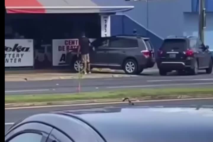 Video: Agente de ICE se da "Tremenda Reventa" en medio de la Piñero mientras corría a inmigrante en Puerto Nuevo