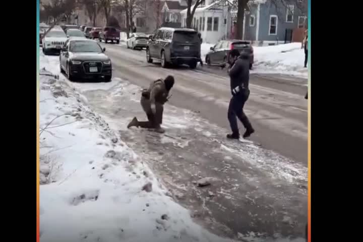 Video: Virales videos de agentes de ICE resbalando en la nieve, durante intervenciones