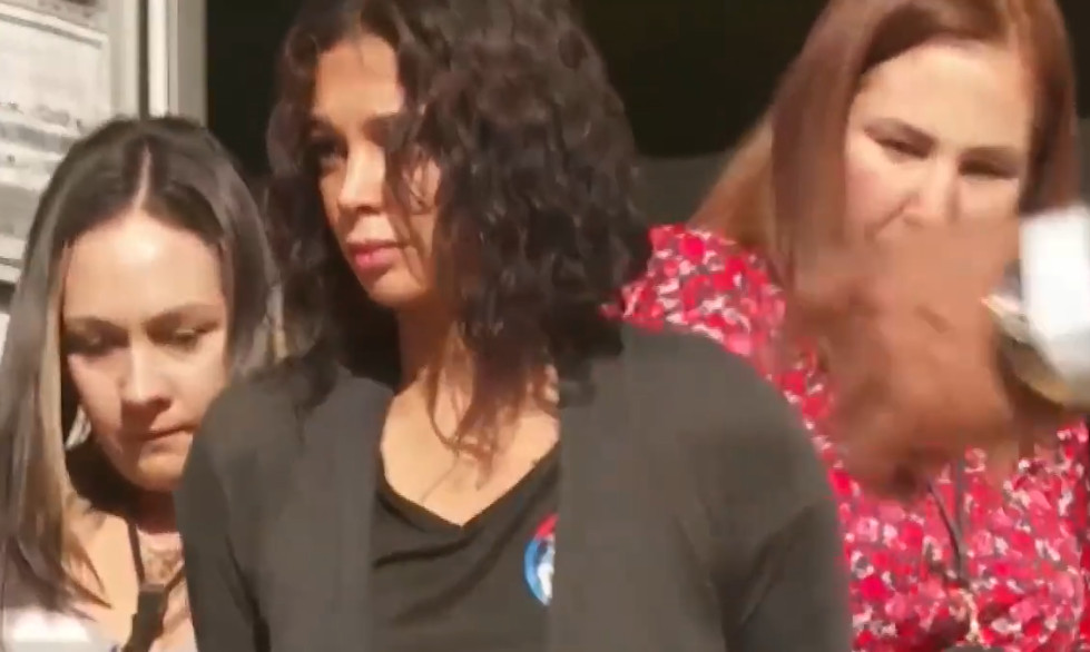 Video:Caso de madre acusada de cometer trata humana contra sus hijas pasa directo a juicio