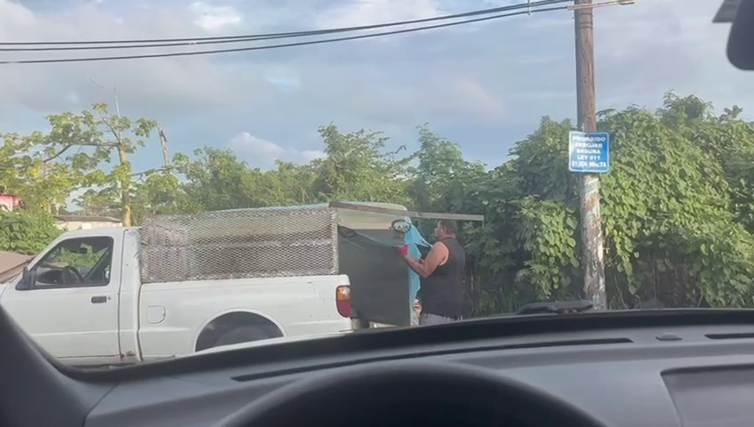 Video: Municipales de San Juan los agarran con las manos en la masa tirando basura en la vía pública