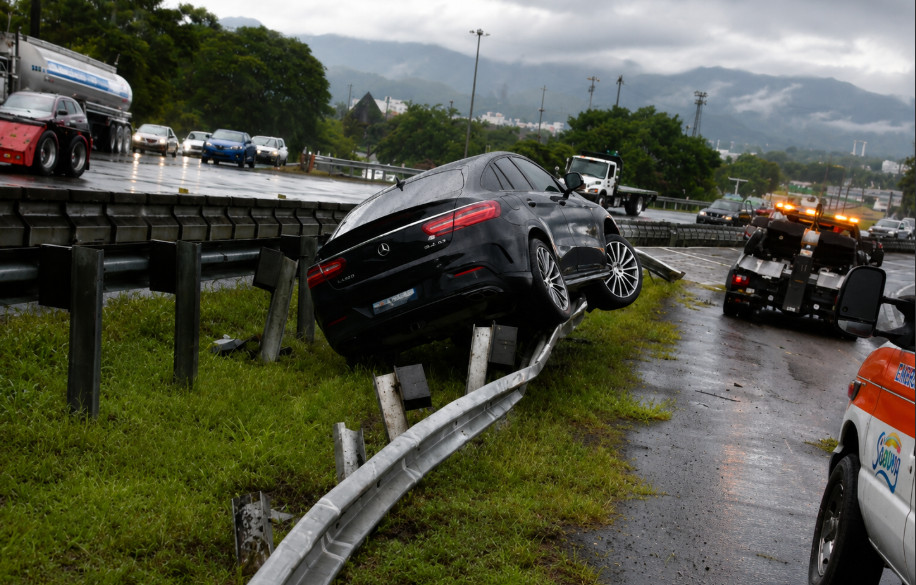 Video:Vehículo termina sobre valla de seguridad en la PR-52 en dirección de Caguas a Cayey