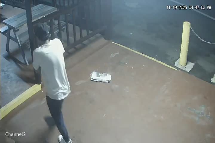 Video: Le dieron de comer en restaurante de Barranquitas y ahora lo buscan por robar en el mismo restaurante