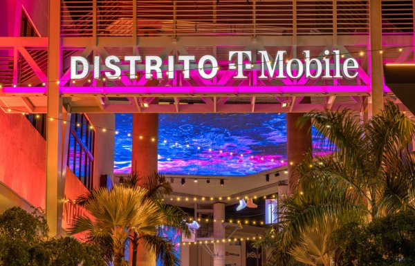 Video: Mujeres se empaquetan a pelear en distrito T-Mobile