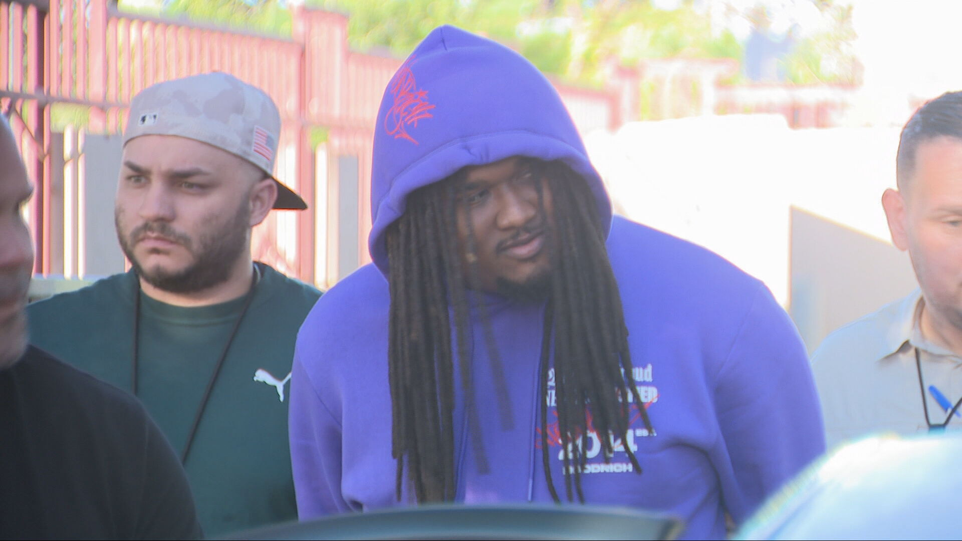 Video: Arrestan a dos hombres y les incautan drogas en residencial en Carolina