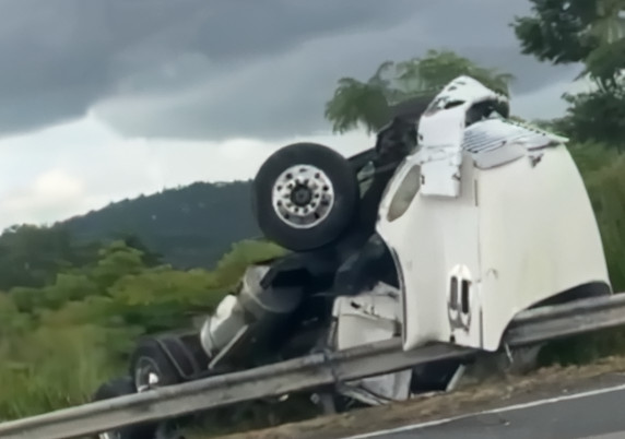 Video: Camión se vuelca en el expreso 52 en Caguas y provoca tapón