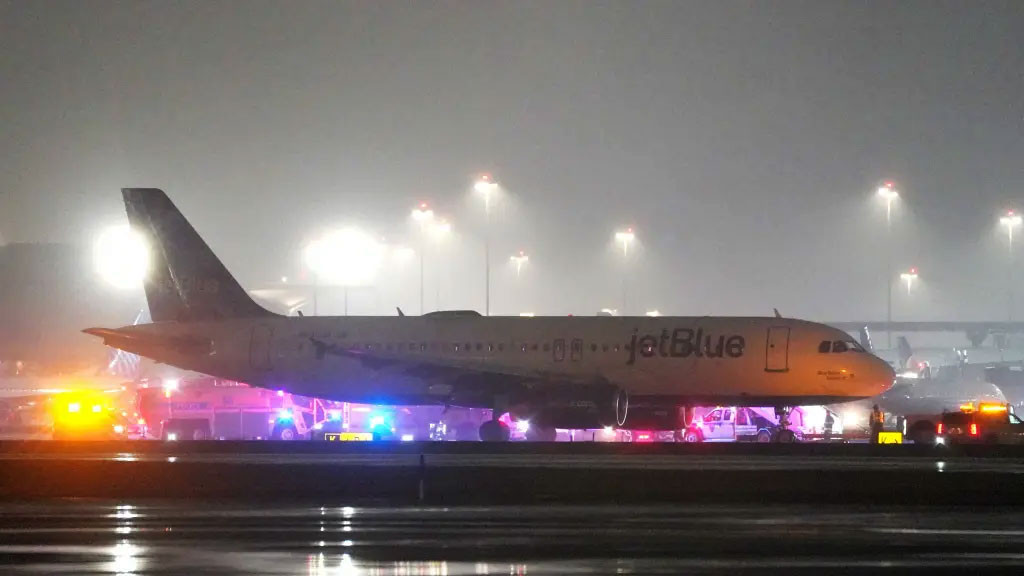 Video: Avión de JetBlue regresa de emergencia a Newark tras llenarse de humo en pleno vuelo