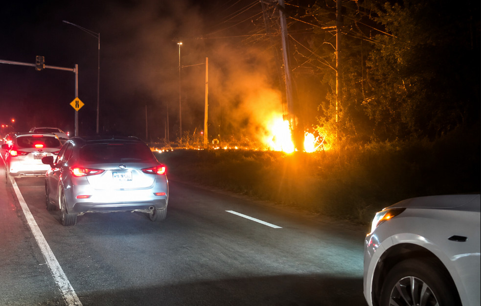 Video:Cable de poste en Cupey se prende en fuego