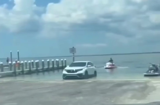 Video: Cuando le pides a tu jeva que te ayude a sacar el jetskidelagua