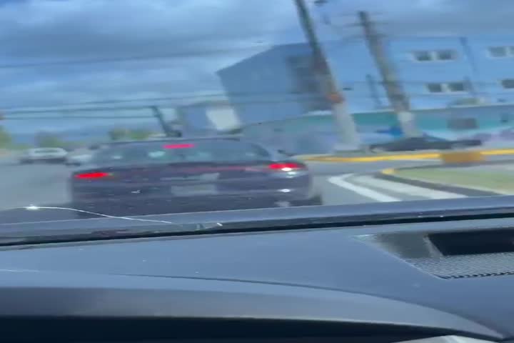 Video: Policía le empuja el carro a conductor que se le quedó en avenida de Caguas