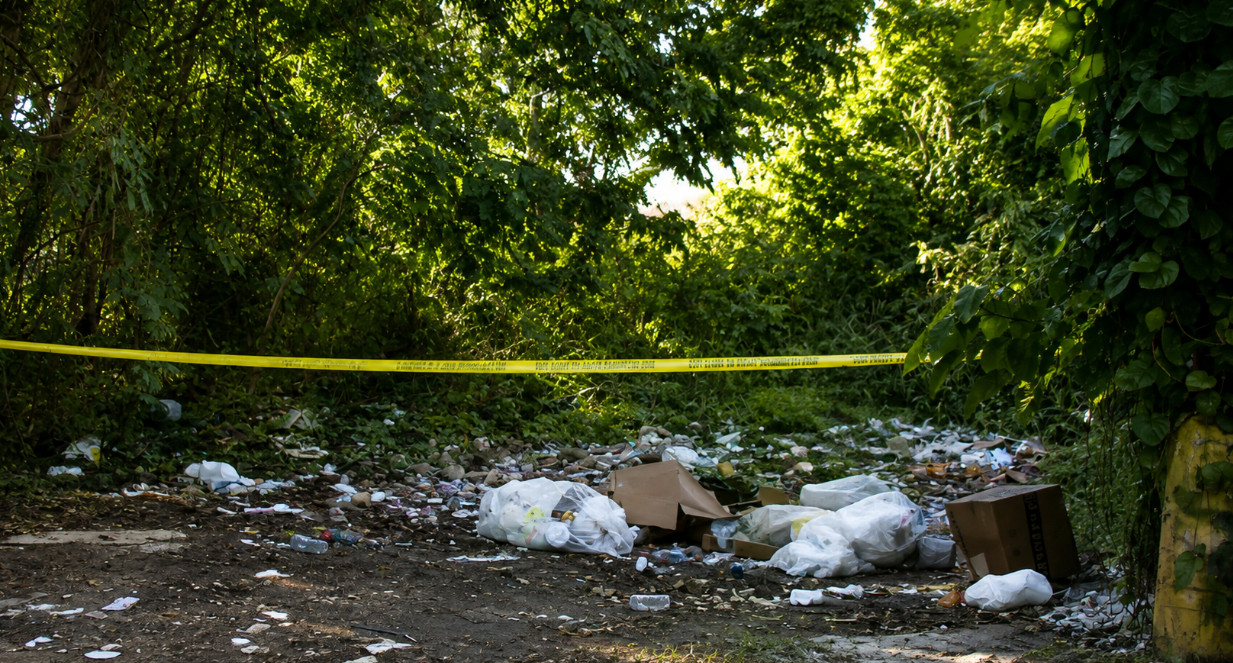 Video:Encuentran a un hombre ejecutado en un vertedero clandestino cerca de la antigua pista de Carolina