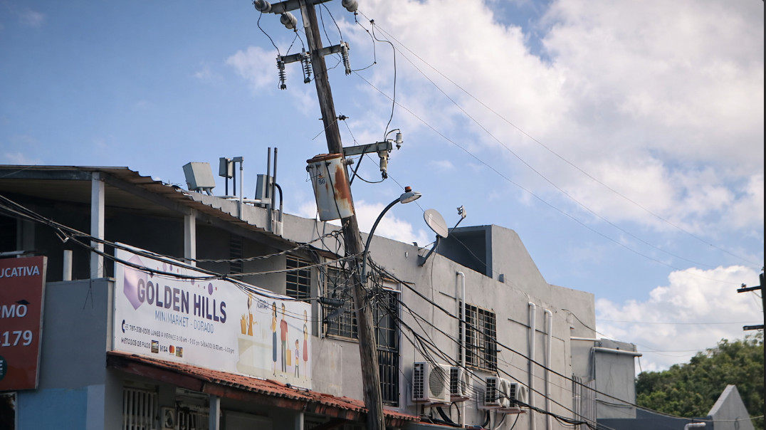 Video: Residentes de Dorado denuncian deterioro de poste de madera y temen una tragedia