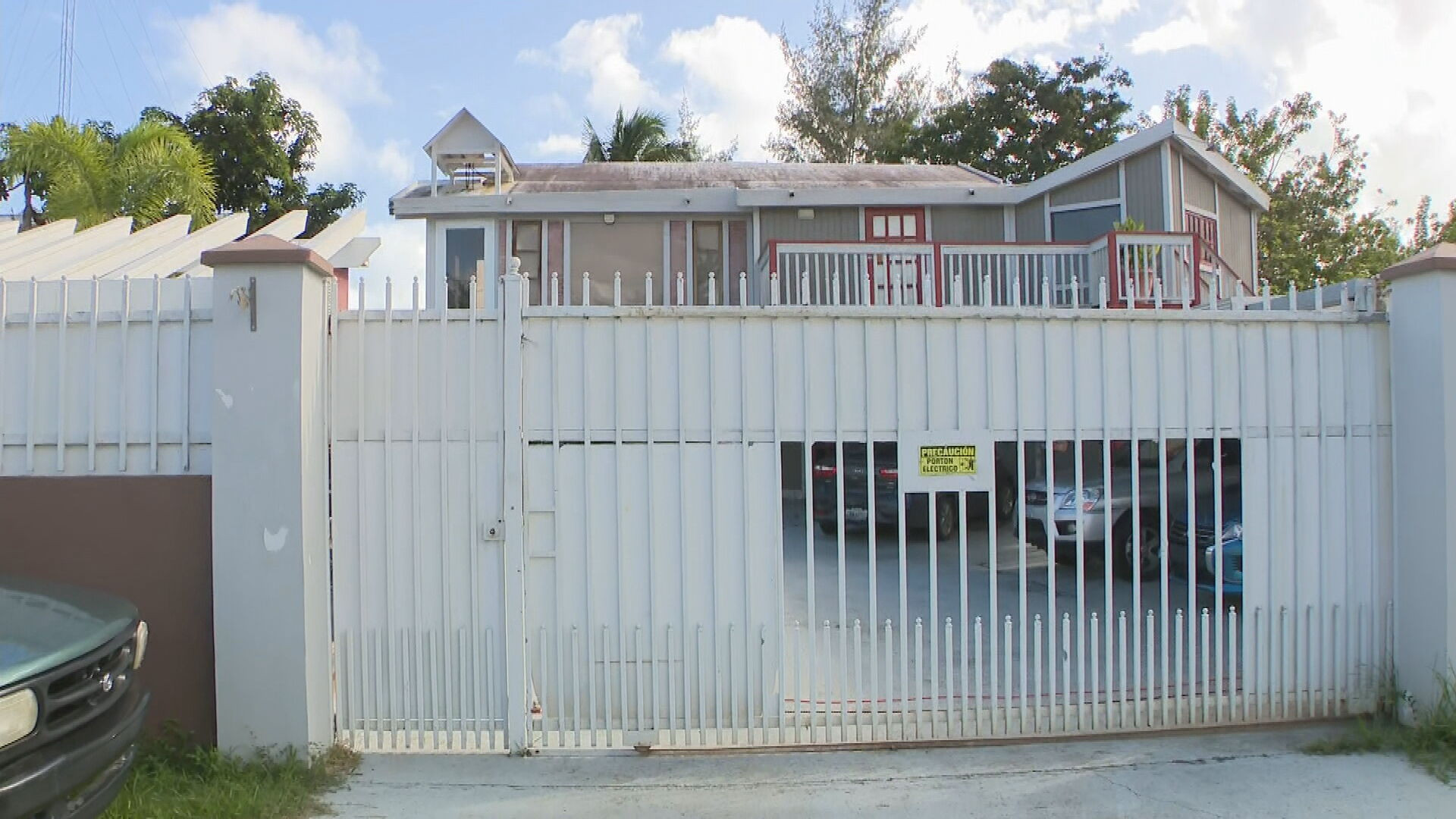 Video: Lo despiertan a tiros, joven resulta herido en tiroteo contra casa en Loíza
